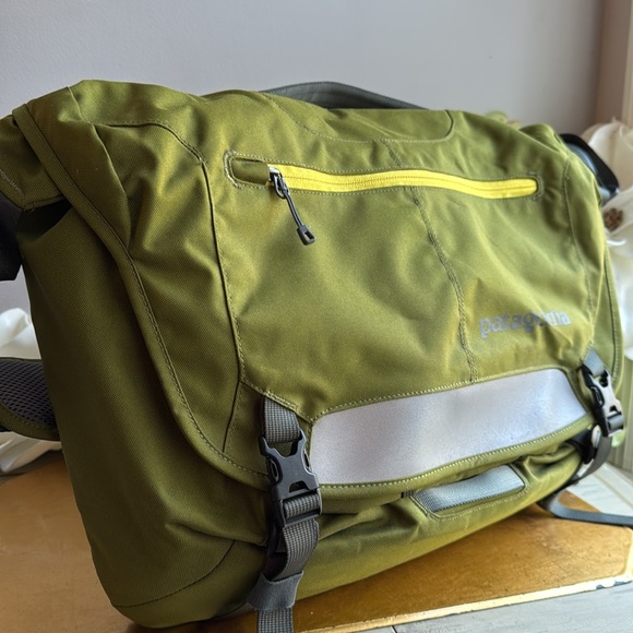 RARE Retired Style! Patagonia Half Mass 15L Messenger Bag in Green